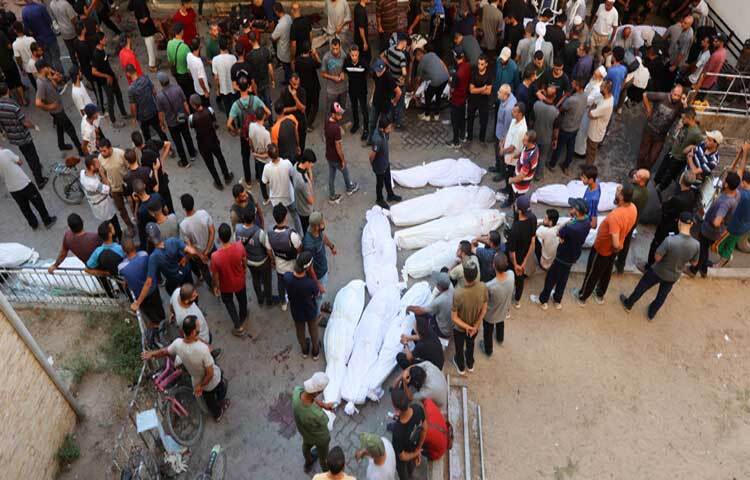 ১০ আগস্ট গাজার একটি স্কুলে ইসরায়েলি বোমা হামলায় ১০০ জনেরও বেশি নিহত হয়েছে। স্কুলটিতে বাস্তুচ্যুত ফিলিস্তিনিরা আশ্রয় নিয়েছিল। এ ঘটনায় তীব্র নিন্দা ও ‍উদ্বেগ জানিয়েছে যুক্তরাজ্য, যুক্তরাষ্ট্র, কানাডা ও জাতিসংঘ। ছবি: এএফপি