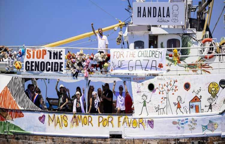 অবরুদ্ধ গাজাবাসীর জন্য ইতালি থেকে ত্রাণসামগ্রী নিয়ে যাওয়া আন্তর্জাতিক দাতব্য সংস্থা ফ্রিডম ফ্লোটিলা কোয়ালিশনের (এফএফসি) ব্রিটিশ পতাকাবাহী একটি জাহাজ দখল করেছে ইসরায়েলি বাহিনী। স্থানীয় সময় শনিবার রাত পৌনে ১২টার দিকে এ ঘটনা ঘটে। ছবি: আল জাজিরা