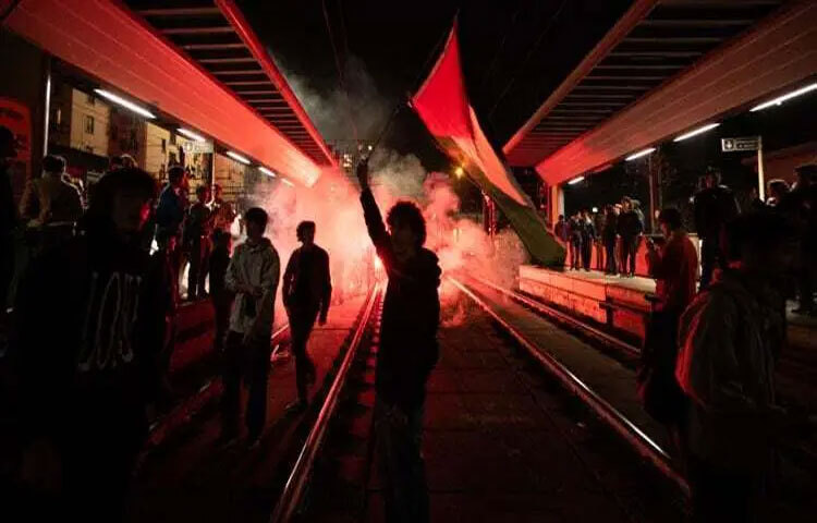 ইসরায়েলের জলসীমা থেকে গ্লোবাল সুমুদ ফ্লোটিলা নৌকা আটকের ঘটনায় বিশ্বের বিভিন্ন দেশে বিক্ষোভ শুরু হয়েছে। ইউরোপের দেশ ইতালি, গ্রিস, স্পেন, ফ্রান্স, বেলজিয়াম, আয়ারল্যান্ড এবং তুরস্ক ছাড়াও বিক্ষোভ শুরু হয়েছে মালয়েশিয়া, আর্জেন্টিনা ও কলম্বিয়াসহ বিভিন্ন দেশে। এই ঘটনার তীব্র সমালোচনা করেছেন বিশ্ব নেতারা। ছবি: এএফপি