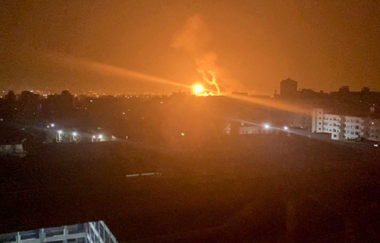 আজ সকালে গাজা সিটির উত্তরাঞ্চলে বিমান হামলা চালায় ইসরায়েল। এতে কমপক্ষে ৩৩ জন নিহত হয়েছে। আহত হয়েছেন বেশ কয়েকজন। ছবি: সংগৃহীত