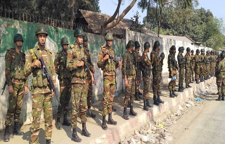 মাওলানা সাদ ও জুবায়েরপন্থিদের মধ্যে ব্যাপক সংঘর্ষের পর বিশ্ব ইজতেমা ময়দান ও এর আশপাশের এলাকায় নিরাপত্তা জোরদার করা হয়েছে। মোতায়েন করা হয়েছে সেনাবাহিনী, বিজিবি, র‌্যাব ও পুলিশ। ছবি: আমিনুল ইসলাম