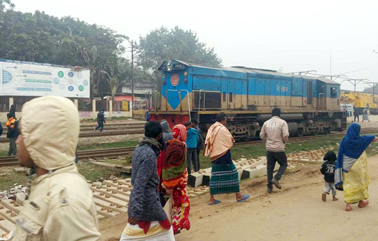 সকাল ৮টায় গাজীপুরের জয়দেবপুর রেলওয়ে জংশন এলাকায় তুরাগ কমিউটার ট্রেন থেকে ইঞ্জিন বিচ্ছিন্ন করে পাল্টানোর সময় ইঞ্জিনটি লাইনচ্যুত হয়েছে। ছবি: আমিনুল ইসলাম