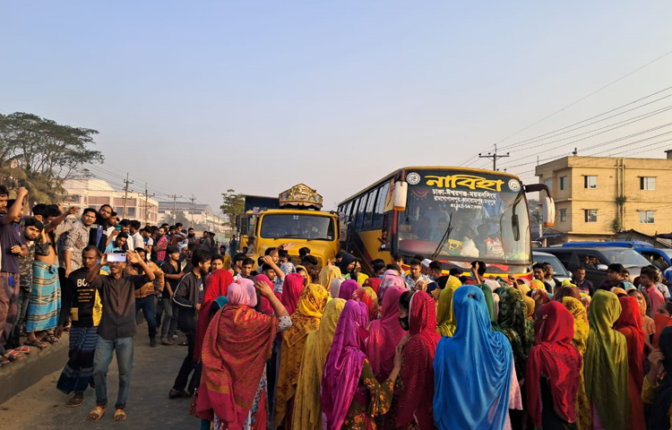গাজীপুরের শ্রীপুরে বেতন বাড়ানো ও নতুন বেতন কাঠামো বাস্তবায়নের দাবিতে ঢাকা-ময়মনসিংহ মহাসড়ক অবরোধ করে বিক্ষোভ করেছেন শ্রমিকরা। ছবি: আমিনুল ইসলাম