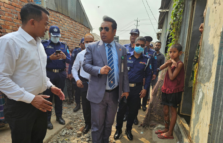 গাজীপুরের কালিয়াকৈর উপজেলার তেলিরচলা এলাকায় গ্যাস সিলিন্ডার দুর্ঘটনায় ৩৬ জন দগ্ধ হওয়ার ঘটনায় তিন সদস্যের একটি তদন্ত কমিটি গঠন করেছে জেলা প্রশাসন। ছবি: আমিনুল ইসলাম