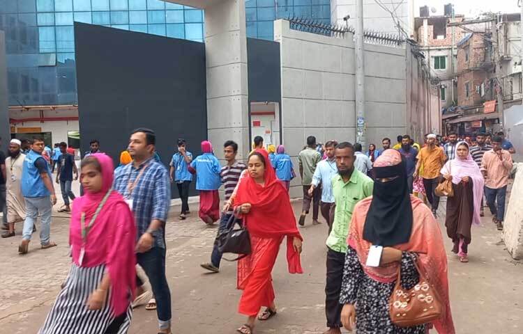 টানা তিনদিন বন্ধ থাকার পর আজ খুলেছে পোশাক কারখানা। ফলে শ্রমিক, কর্মকর্তা-কর্মচারীদের উপস্থিতিতে কর্মচাঞ্চল্য ফিরে এসেছে কারখানায়। ছবি: মো. আমিনুল ইসলাম