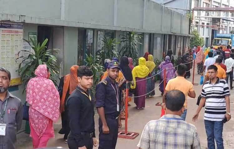 বৈশম্যবিরোধী ছাত্র আন্দোলনের কারণে বেশ কয়েকদিন বন্ধ থাকার পর খুলেছে গাজীপুরের অধিকাংশ পোশাক কারখানা। ছবি: মো. আমিনুল ইসলাম