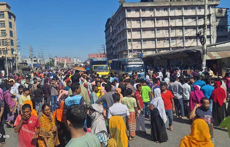 গাজীপুরে বকেয়া বেতন পরিশোধের দাবিতে মহানগরীর মালেকের বাড়ি এলাকায় টি এন্ড জেড অ্যাপারেলস লিমিটেড কারখানার শ্রমিকরা মহাসড়ক অবরোধ করে বিক্ষোভ করছেন। ছবি: আমিনুল ইসলাম
