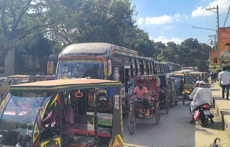 রাজধানী ঢাকার প্রবেশদ্বার খ্যাত মহানগরীর চন্দনা চৌরাস্তা থেকে টঙ্গী পর্যন্ত ১২ কিলোমিটার সড়কে চলছে না কোনো গণপরিবহন ও পণ্যবাহী যানবাহন। চরম ভোগান্তি আর নানা দুর্ভোগ নিয়ে দেশের উত্তরাঞ্চল থেকে শত শত মানুষ হেঁটে গাজীপুর চৌরাস্তা থেকে টঙ্গী হয়ে ঢাকার দিকে ফিরছেন। ছবি: আমিনুল ইসলাম