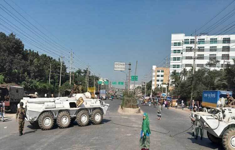 চন্দ্রা-নবীনগর সড়ক অবরোধ করে গাজীপুর মহানগরীর জিরানি ও চক্রবর্তী এলাকায় ডরিন ফ্যাশন লিমিটেড ও বেক্সিমকো ইন্ড্রাস্ট্রিয়াল পার্কের শ্রমিকরা আজও বিক্ষোভ শুরু করেছেন। ছবি: আমিনুল ইসলাম