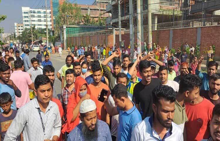 গাজীপুর মহানগরের সারাবো এলাকায় পঞ্চম দিনের মতো বিক্ষোভ করছেন বেক্সিমকো ইন্ডাস্ট্রিয়াল পার্কের শ্রমিকরা। এক মাসের বকেয়া বেতনের দাবিতে চক্রবর্তী এলাকায় চন্দ্রা-নবীনগর মহাসড়ক অবরোধ করে তারা বিক্ষোভ করছেন। ছবি: আমিনুল ইসলাম