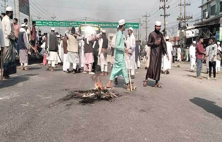 গাজীপুরে মাওলানা সাদ ও জুবায়েরপন্থিদের মধ্যে সংঘর্ষের ঘটনার বিচার ও ইজতেমা ময়দান জুবায়েরপন্থিদের বুঝিয়ে দেওয়ার দাবিতে ঢাকা-ময়মনসিংহ মহাসড়ক অবরোধ করে বিক্ষোভ করছেন জুবায়েরপন্থিরা। ছবি: আমিনুল ইসলাম