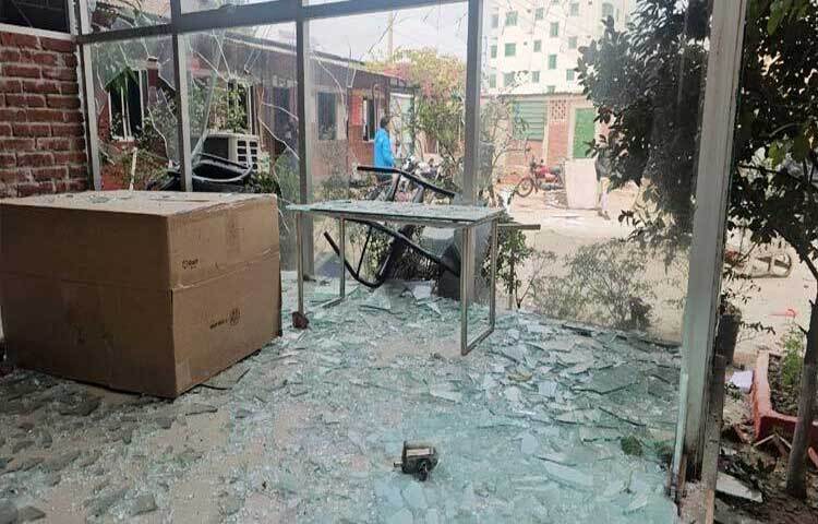 গাজীপুরে একটি পোশাক কারখানার শ্রমিকরা অপর একটি পোশাক কারখানায় ব্যাপক ভাঙচুর চালিয়েছেন। এতে দুই শ্রমিক আহত হয়েছেন। এই ঘটনায় ওই এলাকার বেশ কিছু পোশাক কারখানা ছুটি ঘোষণা করা হয়েছে। ছবি: আমিনুল ইসলাম