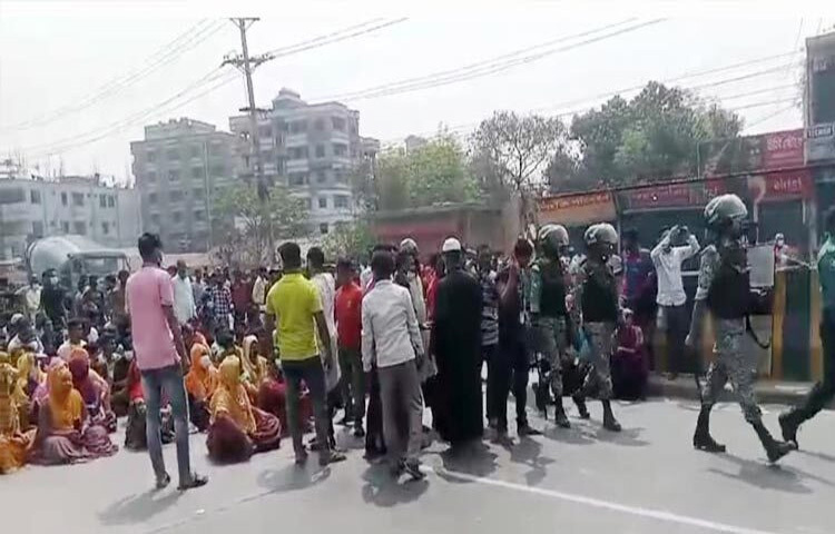 গাজীপুরে বেতনের দাবিতে একটি পোশাক কারখানার শ্রমিকরা বিক্ষোভ ও সড়ক অবরোধ করেছেন। ছবি: আমিনুল ইসলাম