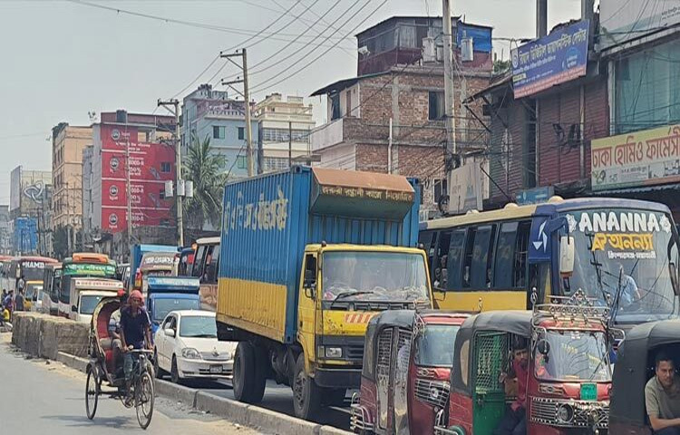 গাজীপুরে ঢাকা-ময়মনসিংহ মহাসড়ক পার হওয়ার সময় দ্রুতগতির একটি ট্রাকচাপায় চম্পা বেগম নামে এক নারী শ্রমিকের মৃত্যুর হয়েছে। এ ঘটনার প্রতিবাদে তার সহকর্মী শ্রমিকরা ঢাকা-ময়মনসিংহ মহাসড়ক অবরোধ করে বিক্ষোভ করেছেন। ছবি: মো. আমিনুল ইসলাম