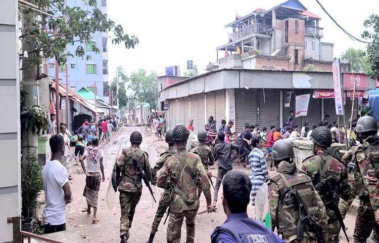 গাজীপুরের শ্রীপুরের নয়নপুর নতুন বাজার এলাকায় জিন্নাত নিটওয়্যার লিমিটেড কারখানায় ছাদ থেকে লাফিয়ে পড়ে এক শ্রমিকের মৃত্যু হয়েছে। এর জেরে ক্ষুব্ধ শ্রমিকরা কারখানা ভাঙচুরের চেষ্টা চালায়। এসময় পুলিশের সঙ্গে ধাওয়া পাল্টাধাওয়ার ঘটনা ঘটে। ছবি: আমিনুল ইসলাম