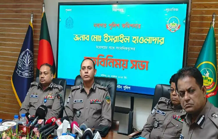 গাজীপুরে দায়িত্ব গ্রহণের পর নবাগত পুলিশ কমিশনার মো. ইসরাইল হাওলাদারের সঙ্গে স্থানীয় সাংবাদিকদের মতবিনিময় সভা অনুষ্ঠিত হয়েছে। ছবি: মো. আমিনুল ইসলাম