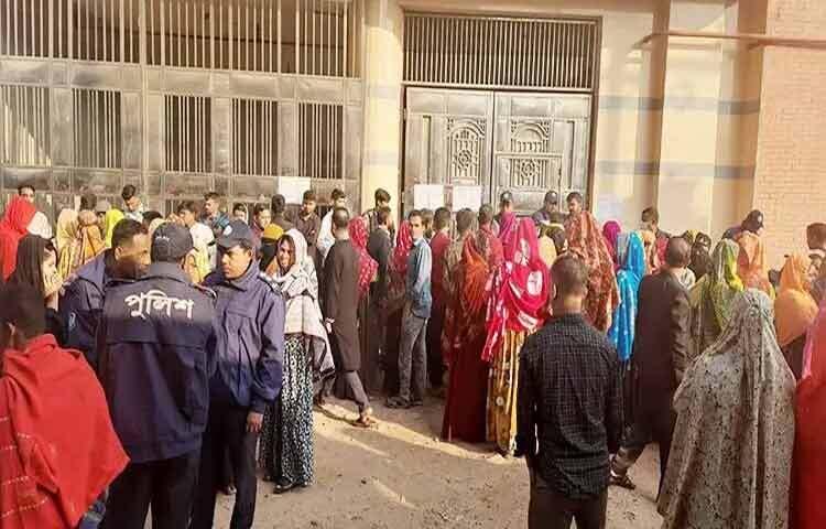 গাজীপুর মহানগরীর কোনাবাড়ী আমবাগ রোডের নীলনগর এলাকায় অবস্থিত মুকুল নিটওয়্যার লিমিটেড কারখানা স্থায়ীভাবে বন্ধ ঘোষণা করেছে কর্তৃপক্ষ। ছবি: মো. আমিনুল ইসলাম