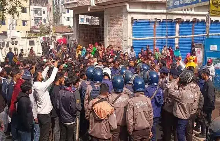 গাজীপুরের কালিয়াকৈরে তিন মাসের বকেয়া বেতন পরিশোধের দাবিতে কর্মবিরতি ও বিক্ষোভ করেছেন একটি পোশাক কারখানার শ্রমিকরা। এসময় শ্রমিকরা ঢাকা-টাঙ্গাইল মহাসড়ক অবরোধ করেন। ছবি: মো.আমিনুল ইসলাম