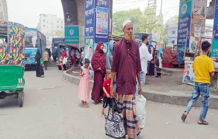 পবিত্র ঈদুল ফিতরের সাত দিনের টানা ছুটি শেষে কর্মস্থলে ফিরতে শুরু করেছে কর্মজীবী মানুষ। স্বজনদের সঙ্গে ঈদ করতে গ্রামের বাড়িতে গিয়েছিলেন তারা।