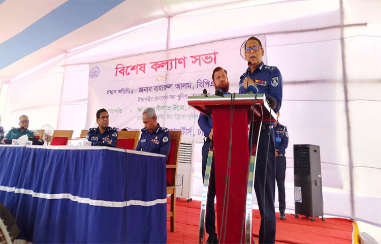 গাজীপুরের ভোগড়া বাইপাস এলাকায় শিল্প পুলিশ-২ ইউনিটের বিশেষ কল্যাণ সভায় বক্তব্য রাখেন পুলিশের মহাপরিদর্শক (আইজিপি) বাহারুল আলম। ছবি: আমিনুল ইসলাম
