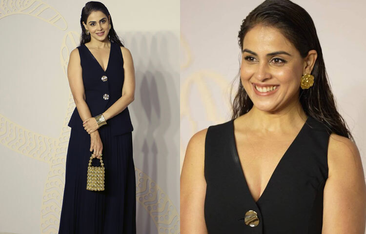 ব্ল্যাক ওয়েস্ট কোট ও স্কার্টে নজর কেড়েছেন অভিনেত্রী জেনেলিয়া ডিসুজা। তার লুকটি সম্পূর্ণ হয়ে সোনালি ফ্লোরাল দুল আর একটি মিনি ব্যাগে