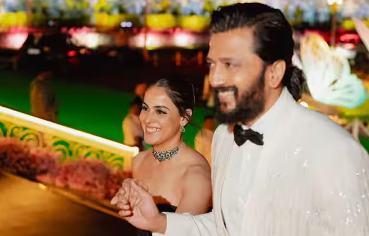 হাতে হাত রেখেই আম্বানিদের পার্টিতে হাজির হয়েছিলেন বলিউডের অন্যতম জনপ্রিয় জুটি জেনেলিয়া ডিসুজা ও রীতেশ দেশমুখ। ছবি: সংগৃহীত