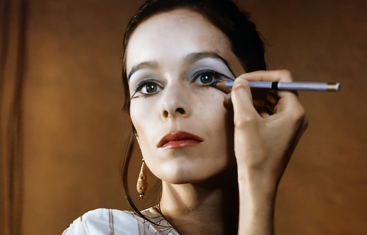 ১৯৬৫ সালে ডেভিড লিনের ঐতিহাসিক ছবি ‘ডক্টর জিভাগো’ দিয়ে অভিনয়ে পা রাখেন জেরাল্ডিন। ‘টোনিয়া’-র চরিত্রে তার আবেগঘন, সংবেদনশীল অভিনয় সবাইকে মুগ্ধ করে। এই ছবি তাকে আন্তর্জাতিক খ্যাতি এনে দেয়, আর প্রমাণ করে তিনি কেবল চ্যাপলিনের কন্যা নন, একজন শক্তিমান অভিনেত্রীও।