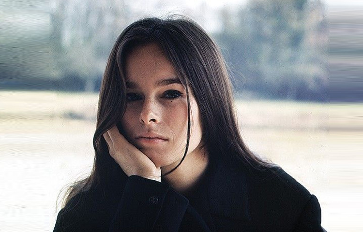 ১৯৪৪ সালের এই দিনে যুক্তরাষ্ট্রের ক্যালিফোর্নিয়ায় তার জন্ম। তার মা ছিলেন চার্লির শেষ স্ত্রী ও অভিনেত্রী উনা ও’নিল। আর এ দম্পতির সন্তান হিসেবে জন্ম থেকেই তার রক্তে ছিল অভিনয়ের ধারা। তবে চ্যাপলিন নামের ভার যে সহজে বইবার নয়, তা জেরাল্ডিন খুব ছোট বয়সেই টের পেয়েছিলেন।