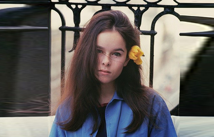 প্রথমদিকে অভিনয়ের চেয়ে নৃত্যই ছিল তার মূল আগ্রহ। তিনি লন্ডনের রয়্যাল ব্যালে স্কুলে পড়াশোনা করেন, পরে প্যারিসে চলে যান ব্যালে ক্যারিয়ার গড়তে। কিন্তু ভাগ্যের কি পরিহাস! পায়ে আঘাতের কারণে নৃত্যকে বিদায় জানাতে হয়। কিন্তু থেমে থাকেননি তিনি। অভিনয়ের দ্বার খুলে দিলেন নিজের জন্য।