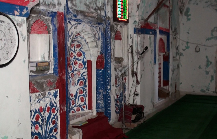 মসজিদের চার কোণের থামের ওপর আছে চারটি ছোট মিনার। আছে দুইপাশে দুটি দরজা আর দক্ষিণ দিকে একটি জানালা এবং ছয়টি কুঠুরি। মসজিদটি তৈরিতে ব্যবহার করা হয়েছে পাতলা ইট, টালি ও চুন-সুরকি।