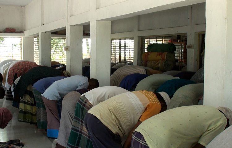 জনশ্রুতি আছে, প্রথম শতাব্দির কোনো এক সময় হজরত খাইরুল বাসার ওমজ (রহ.) নদীপথে আসেন। আসার সময় ঘোলদাড়ী এলাকায় শেষ হয় নদী। সে সময় ঘোলদাড়ী এলাকায় সামান্য কিছু বাড়িঘর ছিল। তিনি ইসলাম প্রচারের জন্য ঘোলদাড়ী গ্রামে আস্তানা গড়েন। এখান থেকেই তিনি ইসলাম প্রচার-প্রসারের কাজ শুরু করেন। তখন তিনি এ গ্রামে একটি মসজিদ নির্মাণ করেন।