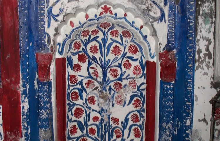 মসজিদের ভেতরের দেওয়ালে আঁকা আছে নানা ধরনের লতাপাতা ও ফুল। অবাক হলেও সত্য যে, মসজিদের গাঁথুনির সময় চুন-সুরকির সঙ্গে মেশানো হয়েছিল মসুর ডাল। মসজিদের শিলালিপিটি প্রায় নষ্ট হলেও এখনো সেটি নান্দনিক।