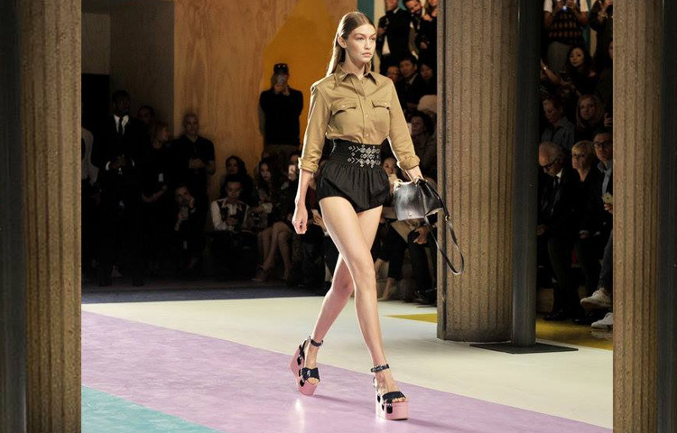 ক্যামেরার সামনে যখন সে এক আত্মবিশ্বাসী র‍্যাম্প ওয়ার্কার, তখন পর্দার বাইরে সে এক সাধারণ মেয়ে, যার প্রতিটি পদক্ষেপে রয়েছে গৌরব এবং শ্রদ্ধা।