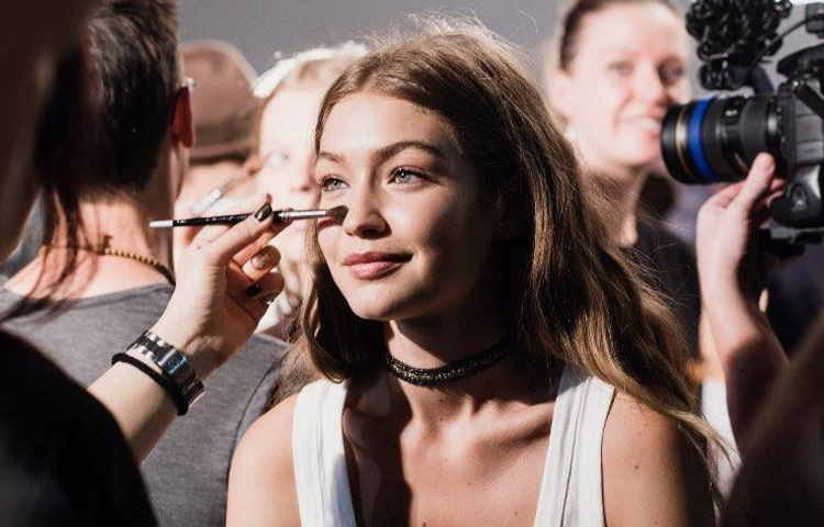 গিগির এই র‍্যাম্পের শীতল সৌন্দর্য শুধু বাইরের পৃষ্ঠে সীমাবদ্ধ নয়, তার অন্তরে লুকানো রয়েছে এক নির্ভীক ও সাহসী মানসিকতা, যা তাকে এই উচ্চতায় পৌঁছাতে সাহায্য করেছে।