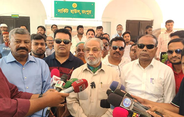 রংপুর সফরে গিয়ে সার্কিট হাউসে সাংবাদিকদের সঙ্গে কথা বলেন জাতীয় পার্টির চেয়ারম্যান ও বিরোধীদলীয় নেতা গোলাম মোহাম্মদ (জিএম) কাদের। ছবি: জিতু কবীর