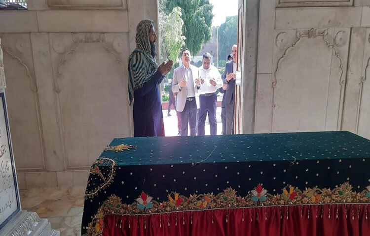 পাকিস্তানের লাহোরে বাদশাহী মসজিদ পরিদর্শনকালে মসজিদ চত্বরে কবি আল্লামা ইকবালের কবর জিয়ারত করেন স্বরাষ্ট্র মন্ত্রণালয়ের সিনিয়র সচিব নাসিমুল গনি। ছবি: পিআইডি