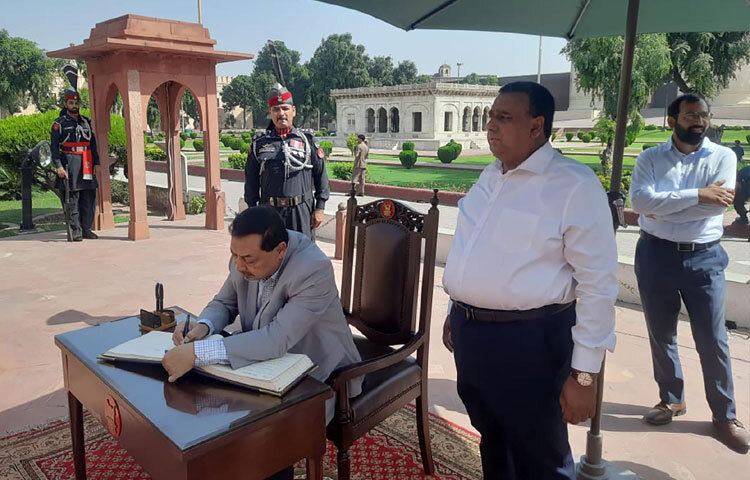 স্বরাষ্ট্র মন্ত্রণালয়ের সিনিয়র সচিব নাসিমুল গনি পাকিস্তানের লাহোরে বাদশাহী মসজিদ ও মসজিদ চত্বরে কবি আল্লামা ইকবালের কবর জিয়ারত শেষে পরিদর্শন বইয়ে সই করেন। ছবি: পিআইডি