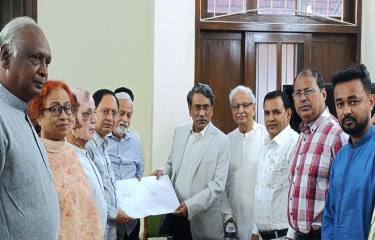 জাতীয় ঐকমত্য কমিশনের সহ-সভাপতি অধ্যাপক আলী রীয়াজের কাছে ঢাকায় শেরেবাংলা নগরে কমিশন কার্যালয়ে সংস্কার প্রস্তাব সম্পর্কে মতামত জমা দেয় ‘গণফোরাম’। এসময় কমিশনের সদস্য ড. বদিউল আলম মজুমদার উপস্থিত ছিলেন। ছবি: পিআইডি