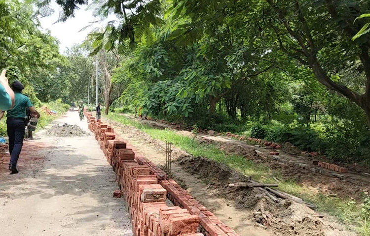 রাজধানীর রায়েরবাজার কবরস্থানে দাফন করা জুলাই-আগস্টে নিহত অজ্ঞাতপরিচয়ের মরদেহগুলো শনাক্ত ও মৃত্যুর প্রকৃত কারণ উদঘাটনের লক্ষ্যে তোলার কথা ছিল আজ সোমবার বিকেল ৩টায়। তবে হঠাৎ করে ডিএমপির পক্ষ থেকে জানানো হয় আজ মরদেহ তোলা হবে না। ছবি: তৌহিদুজ্জামান তন্ময়