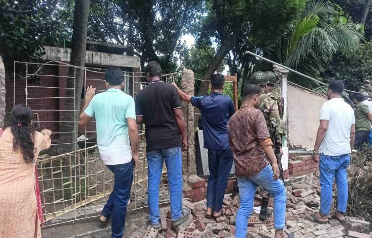 শেখ হাসিনার পদত্যাগের পর সোমবারের মতো আজও গণভবনে প্রবেশ করছেন উৎসুক জনতা। তবে আজ গণভবনের মূল ফটক বন্ধ করা হয়েছে। এ অবস্থায় উৎসুক জনতাকে দেয়াল ভেঙে ভেতরে প্রবেশ করতে দেখা গেছে। ছবি: মফিজুল সাদিক