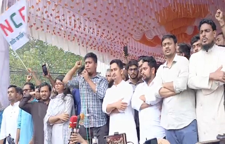 হামলা, ভাংচুরের মধ্যেই গোপালগঞ্জে সমাবেশ মঞ্চে উপস্থিত হয়েছেন জাতীয় নাগরিক পার্টির (এনিসিপি) কেন্দ্রীয় নেতারা। ছবি: বিধান মজুমদার অনি