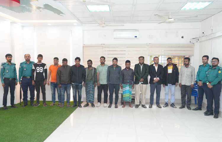 রাজধানীর ধানমন্ডি ও মোহাম্মদপুরসহ বিভিন্ন এলাকায় গোয়েন্দা পুলিশ (ডিবি) পরিচয়ে ডাকাতির ঘটনায় জড়িত অভিযোগে ১২ জনকে গ্রেফতার করেছে পুলিশ। ছবি: তৌহিদুজ্জামান তন্ময়