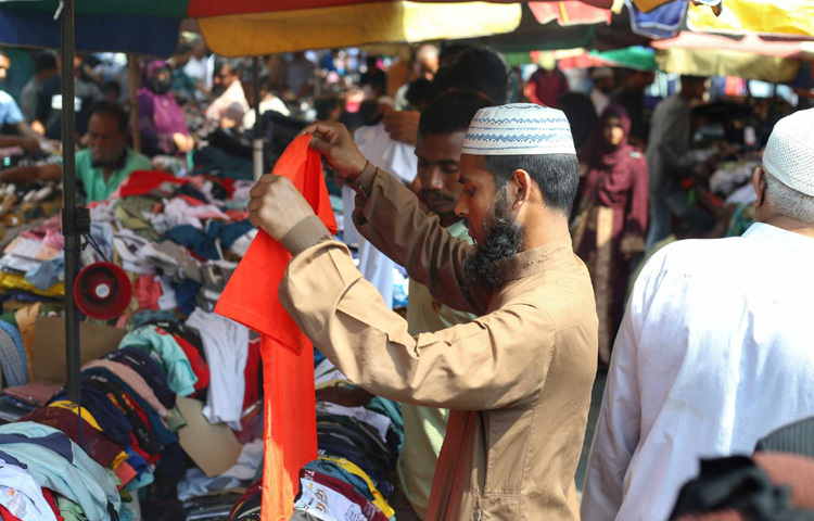 পোশাক থেকে শুরু করে প্রয়োজনীয় প্রায় সবকিছুই পাওয়া যায় ফুটপাতে।