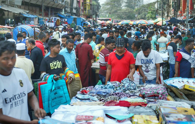 মধ্য ও নিম্ন আয়ের মানুষজন অপেক্ষাকৃত কম দামে সেখানে প্রয়োজনীয় ঈদ পোশাক পেয়ে যাচ্ছেন। এতে ফুটপাতে বেড়েছে ভিড়, ধুম লেগেছে বেচাবিক্রির।