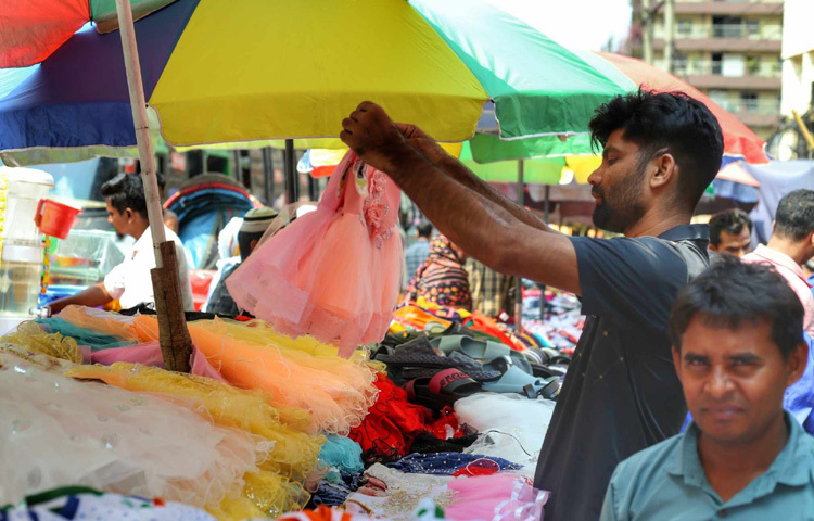 রাজধানীর শপিং মলগুলো যখন উচ্চবিত্তের পদচারণায় সরগরম, তখন ফুটপাতের দোকানগুলো নিম্ন মধ্যবিত্ত ও নিম্নবিত্ত মানুষের কেনাকাটায় সরগরম হয়ে উঠেছে।