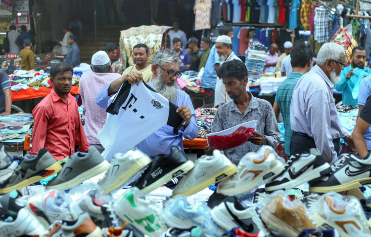 এখানে প্যান্ট, শার্ট, পাঞ্জাবি, জুতা, বেল্ট, শিশুদের পোশাক, লুঙ্গি, মেয়েদের পোশাক, ট্রাউজার, পায়জামা, টি-শার্ট, ঘড়ি, শাড়ি, মানিব্যাগ, চশমা সবই মেলে।