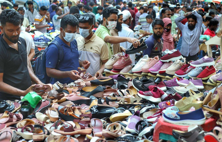 ১৫০ থেকে ৫০০ টাকায় জুতা এবং নতুন কেডস পাওয়া যায় ৫০০ থেকে দুই হাজার টাকার মধ্যে। তাই শুধু নিম্নআয়ের মানুষ নয় স্বল্প বাজেটে অনেকেই কেনাকাটা করেন এখানে।