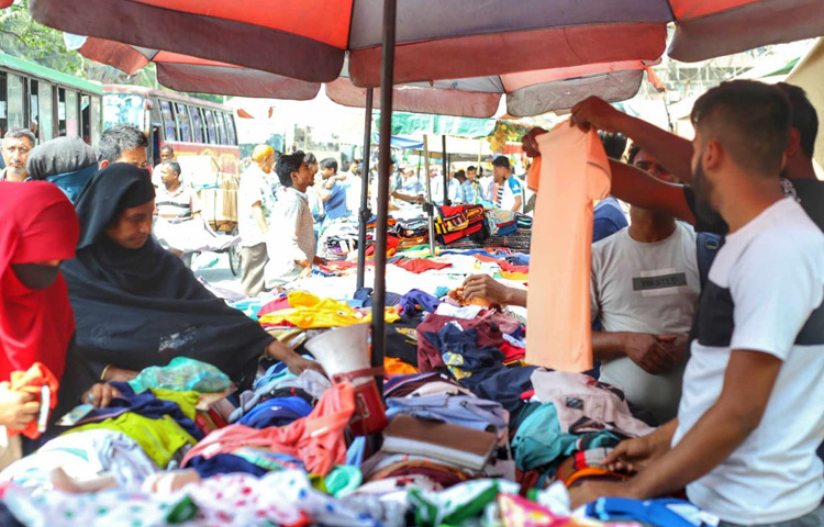 ফুটপাতের এসব দোকানগুলোতে ২০০ থেকে ৫০০ টাকায় প্যান্ট, ১৫০ থেকে ৫০০ টাকার মধ্যে বিভিন্ন ধরনের শার্ট আর ২০০ থেকে ৫০০ টাকায় মিলছে পাঞ্জাবি। তাছাড়া গেঞ্জি বা টি-শার্ট ৭০ থেকে ১৫০ টাকায় পাওয়া যায়।