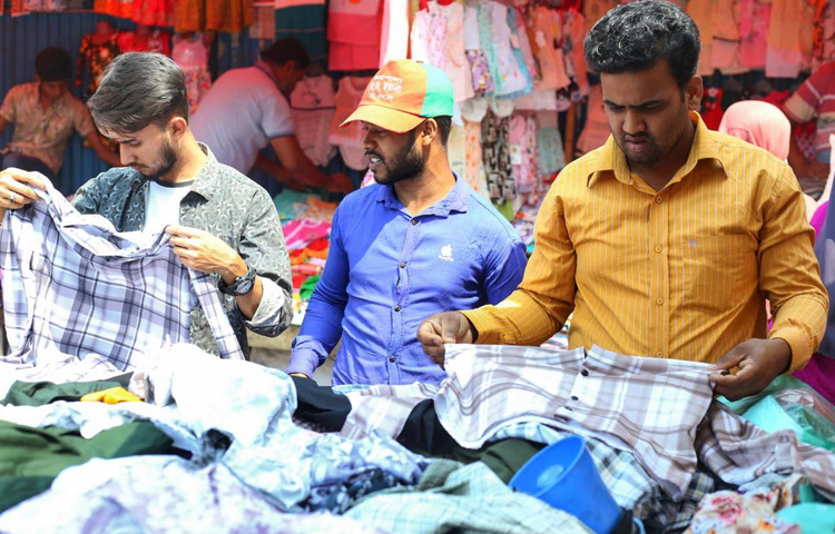 পছন্দের পোশাক বেছে নিচ্ছেন ক্রেতারা।