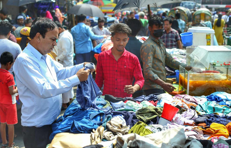 গুলিস্থান, বাইতুল মোকাররম, পল্টন ও জিপিও মোড়ের ফুটপাত ও বিভিন্ন মার্কেটের বিক্রেতারা জানিয়েছেন, ঈদ যতই ঘনিয়ে আসছে, ক্রেতাদের ভিড় ততই বাড়ছে।
